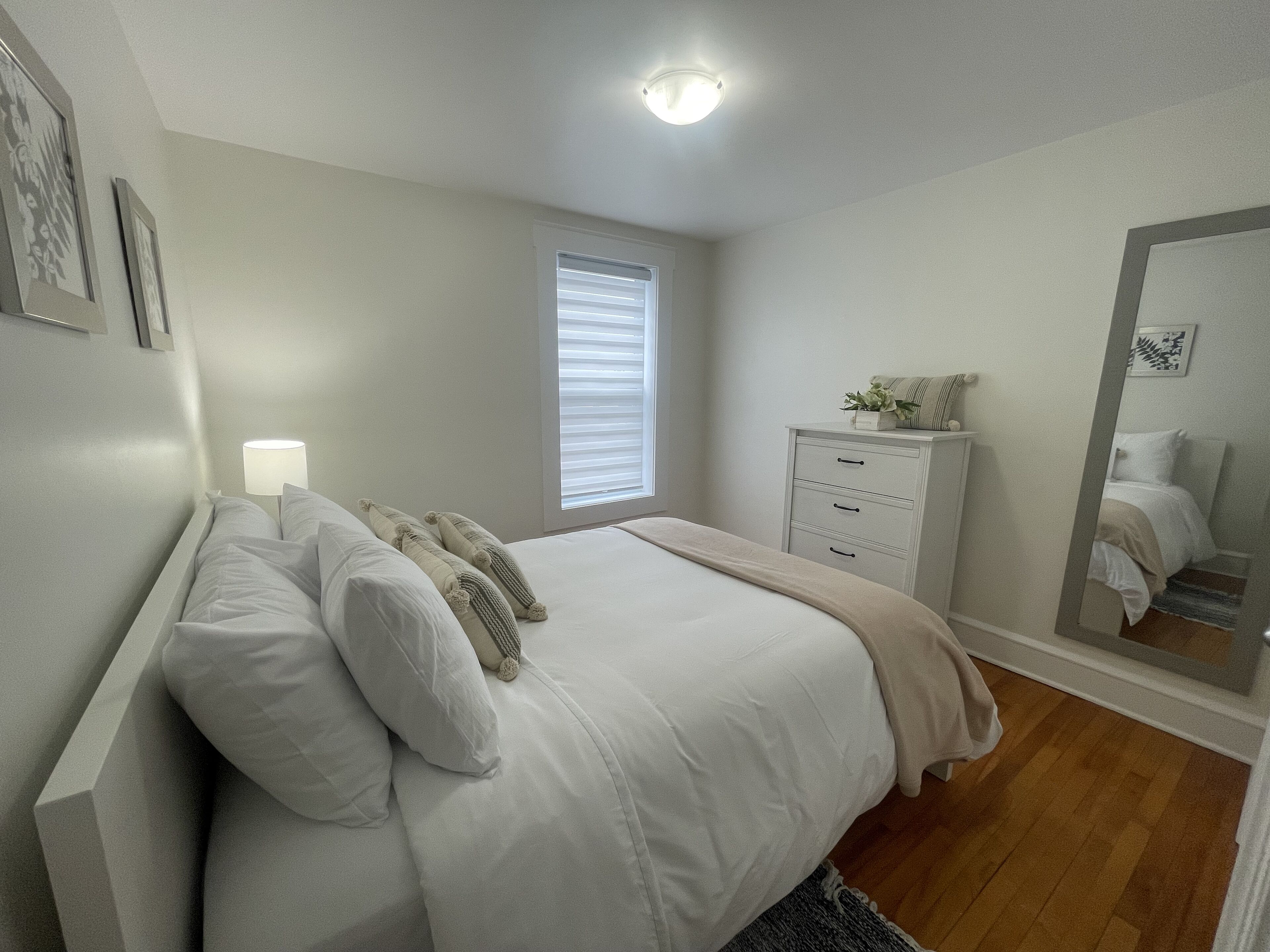 1 chambre, fer et planche à repasser, accès au Wi-Fi (inclus)