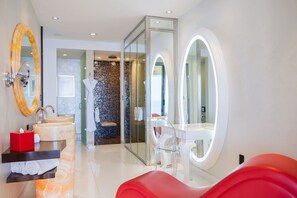 Shower, hair dryer, bidet, towels