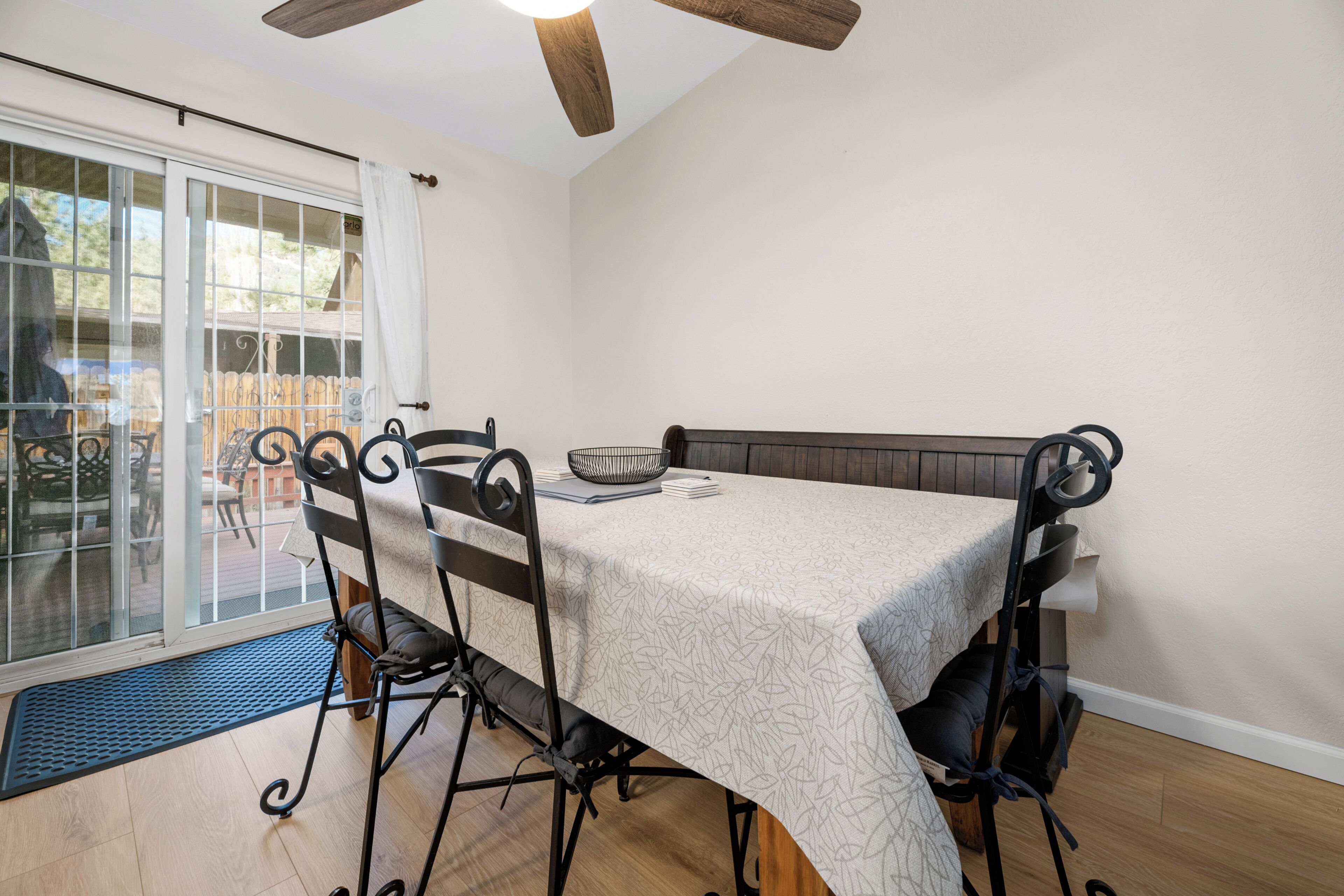 Basic Cabin | In-room dining