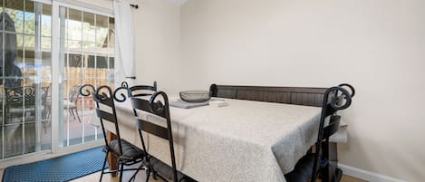 Basic Cabin | In-room dining