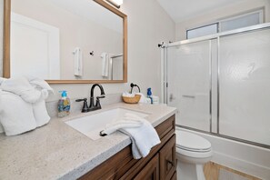 Basic Cabin | Bathroom