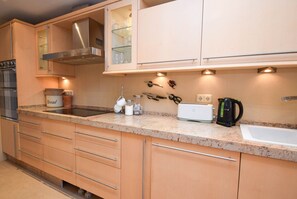 Frigorifero, microonde, forno, lavastoviglie