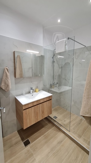 Douche, sĂšche-cheveux, peignoirs, serviettes fournies