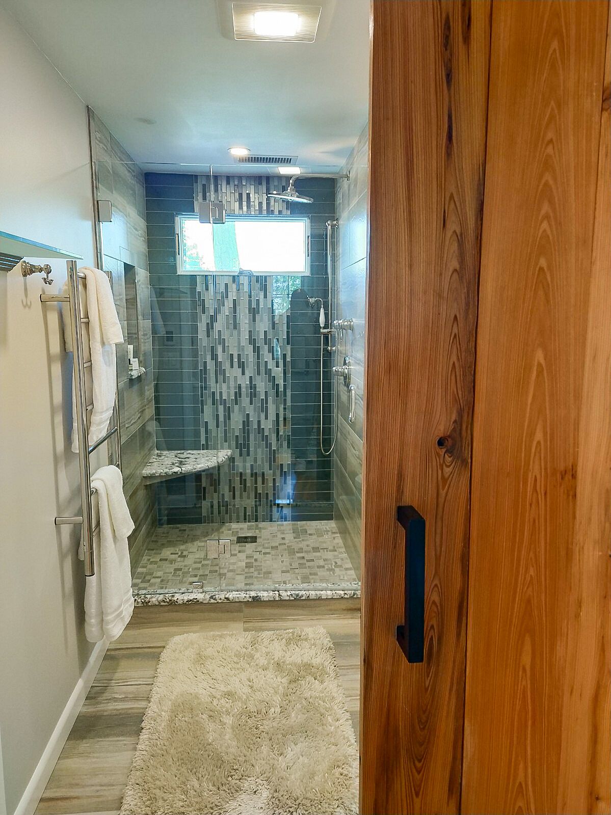 Douche, sèche-cheveux, bidet, serviettes fournies