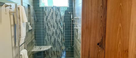 Ducha, secador de pelo, bidé y toallas