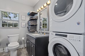 Haartrockner, Handtücher, Seife, Toilettenpapier