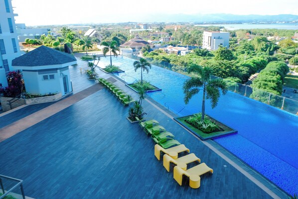 Outdoor pool, open 6:00 AM to 10:00 PM, lifeguards on site - The Mactan Newtown (Lapu-Lapu)
