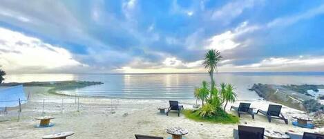 Private beach nearby, white sand, beach bar