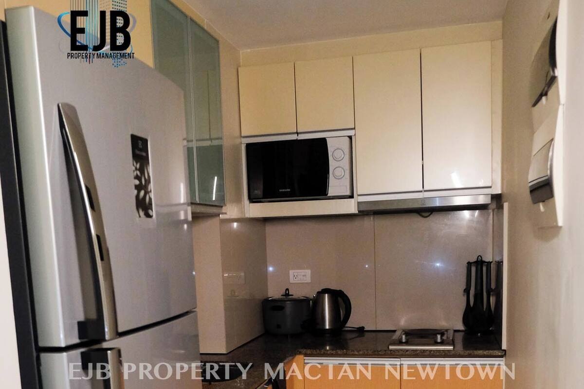 Fridge, microwave, stovetop, electric kettle