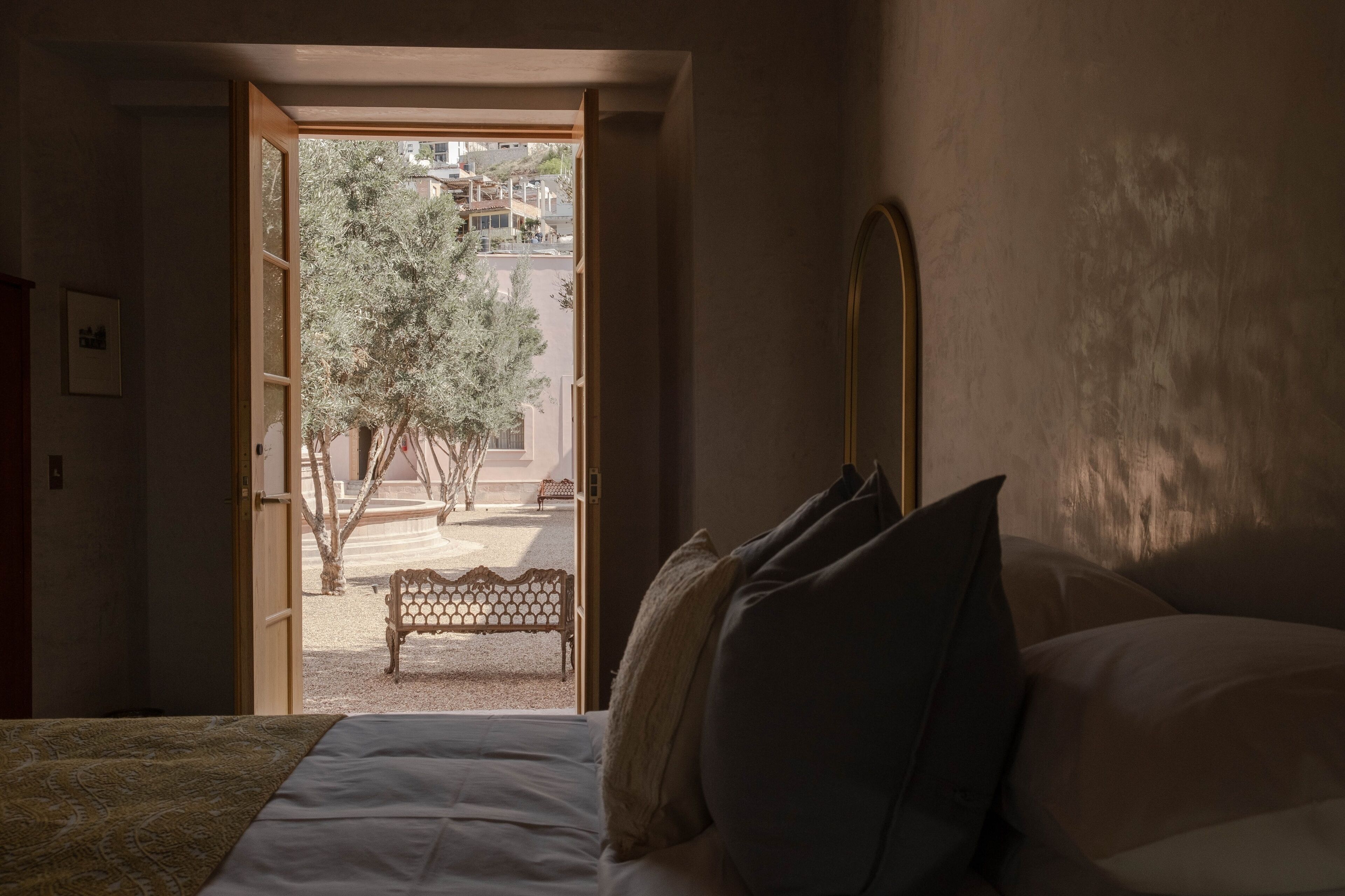 セーフティボックス (室内)、遮光カーテン、WiFi (無料)、ベッドシーツ