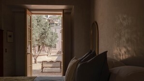 خزنة داخل الغرفة وستائر تعتيم وواي فاي مجانًا وملاءات أسرّة