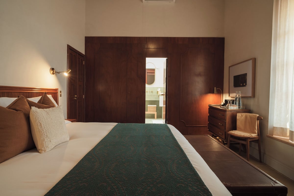 Luxury Room, 1 King Bed | 1 bedroom, in-room safe, blackout drapes, free WiFi