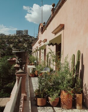 Front of property - Hotel Hércules (Querétaro)