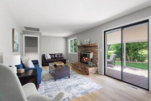 Smart TV, fireplace, video games, table tennis - Lovely 4BR on a Park with Gym + Game Room + Theater Room + Jogging Trails (Centennial)