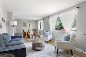 Smart TV, fireplace, video games, table tennis - Lovely 4BR on a Park with Gym + Game Room + Theater Room + Jogging Trails (Centennial)