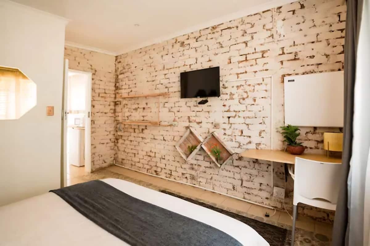 Deluxe Room | 1 bedroom, individually decorated, individually furnished, bed sheets