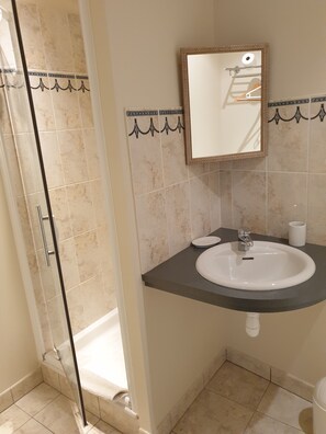 Dusche, Haartrockner, Bidet, Handtücher