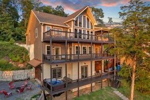 Exterior - Sanctuary on the Lake - 5BR 6BA - sleeps 16 - 20 min to Dollywood  (Sevierville)