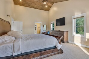 5 bedrooms, desk, iron/ironing board, travel crib