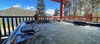 Cozy Spacious Grand Escape: Luxurious 4-Bed, 3-Bath Cabin with Hot Tub