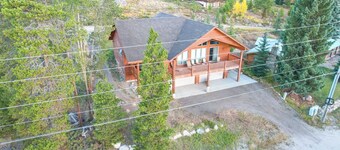 Cozy Spacious Grand Escape: Luxurious 4-Bed, 3-Bath Cabin with Hot Tub
