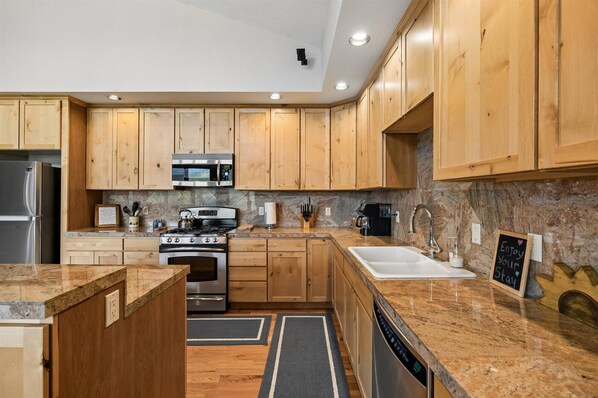 Private kitchen - Cozy Spacious Grand Escape: Luxurious 4-Bed, 3-Bath Cabin with Hot Tub (Grand Lake)
