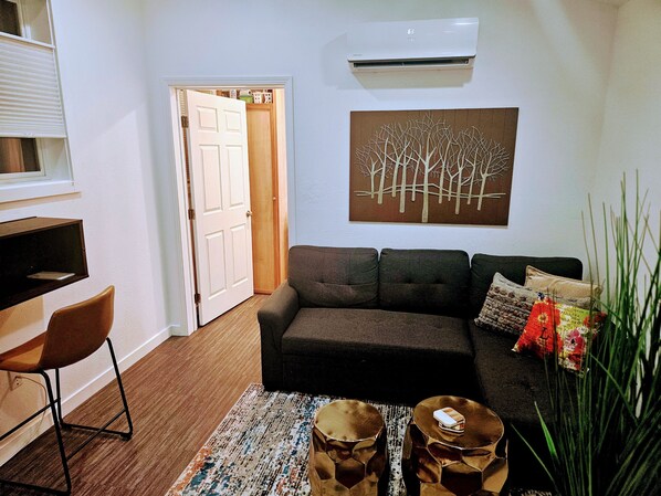 Smart TV - Downtown Stay at the Red Tiny Twin! (Roseburg)