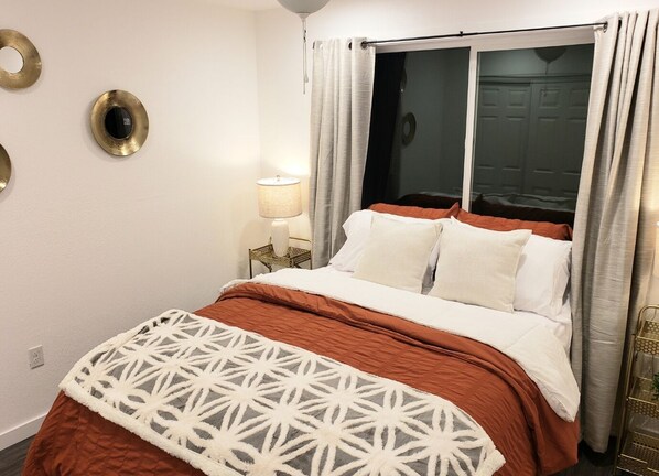 1 bedroom, desk, travel crib, free WiFi - Downtown Stay at the Red Tiny Twin! (Roseburg)