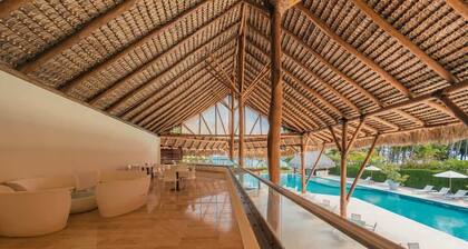 Beachfront Family Retreat with Pool Access