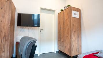 1 slaapkamer, een bureau, een strijkplank/strijkijzer, wifi