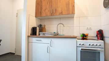 Een koelkast, een microgolfoven, een oven, een kookplaat