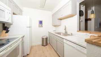 Een koelkast, een magnetron, een oven, een koffiezetapparaat/waterkoker