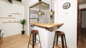 Kylskåp, mikrovågsugn, ugn och kaffe- och tebryggare