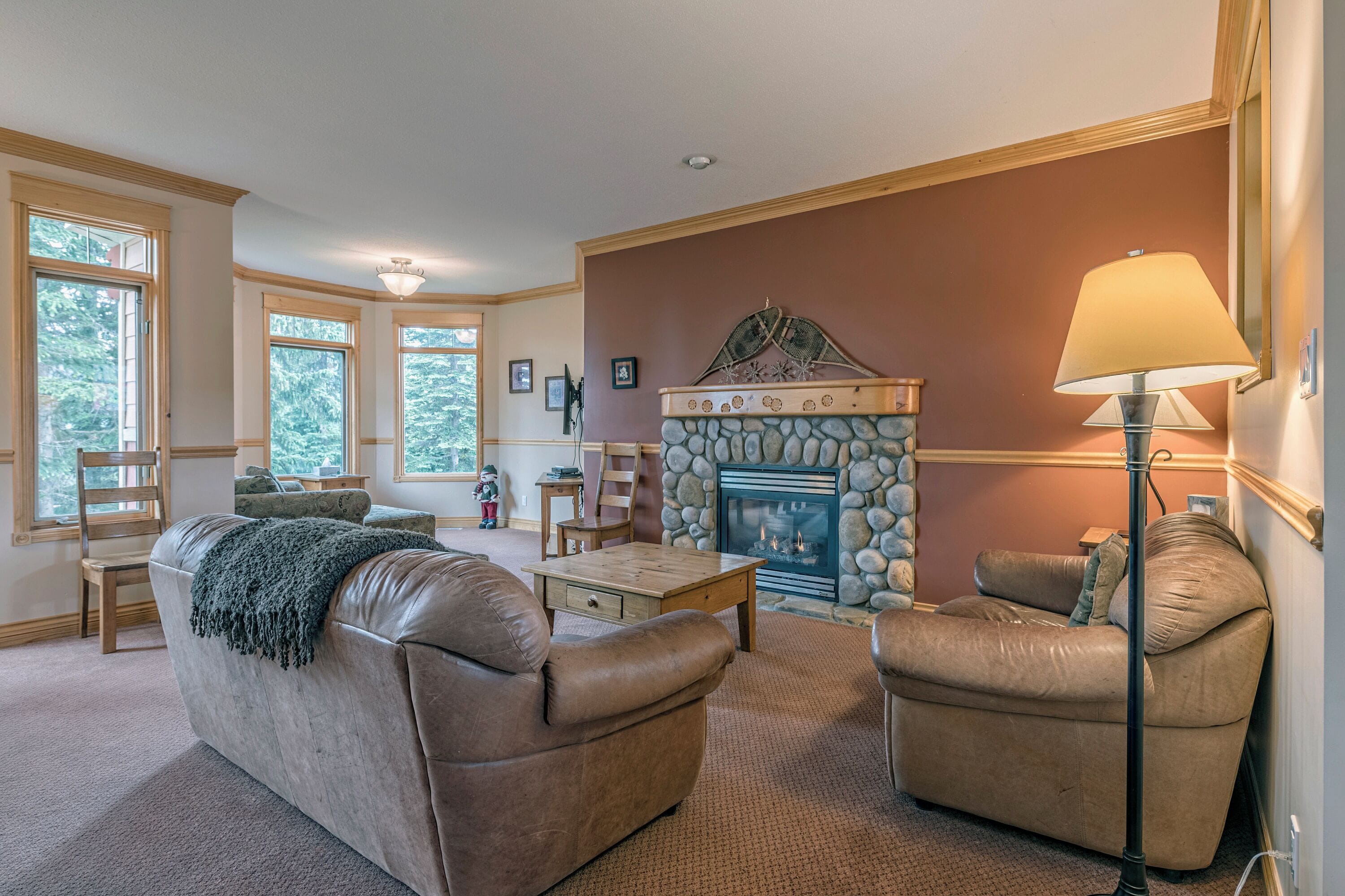 Televisie en een open haard