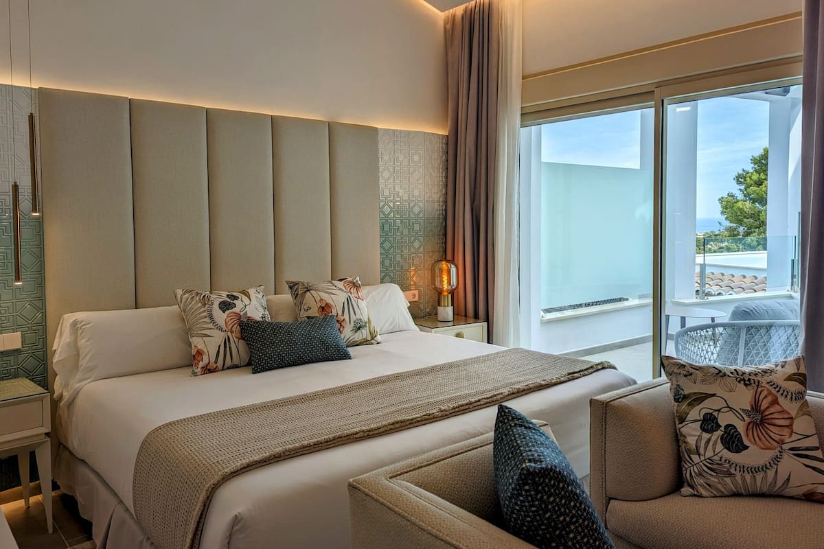Exclusive Double Room, 1 King Bed, Pool Access