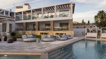 Piscine couverte, piscine extérieure, parasols de plage, chaises longues
