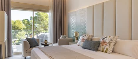 Design Double Room, 1 King Bed, Terrace, Sea View | Minibar, in-room safe, blackout drapes, soundproofing