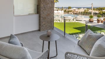 Design tweepersoonskamer, 1 kingsize bed, terras, uitzicht op zee | Terras