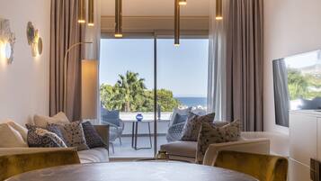 Suite ejecutiva, 1 cama de matrimonio grande, terraza, vistas al mar | Zona de estar | Una televisión de pantalla plana, suelo radiante, una impresora