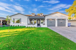 Exterior - Arcadia/Biltmore 2023 Build - Heated Pool - 4 bedroom 4.5 bath - PRIME LOCATION (Phoenix)