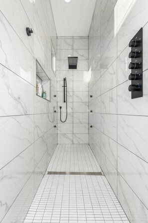 Een douche, een bubbelbad, een haardroger, handdoeken