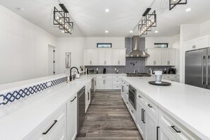 Fridge, microwave, oven, stovetop - Arcadia/Biltmore 2023 Build - Heated Pool - 4 bedroom 4.5 bath - PRIME LOCATION (Phoenix)