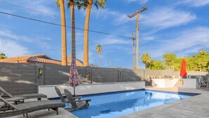 A swimming pool with lounge chairs and a small bar area. - Arcadia/Scottsdale 4bedroom/4.5bath Camelback Mountain New Build-Prime Location (Phoenix)