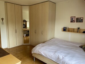 2 habitaciones, escritorio, tabla de planchar con plancha y wifi 