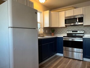 Kjøleskap, mikrobølgeovn, ovn og kaffetrakter/tekoker