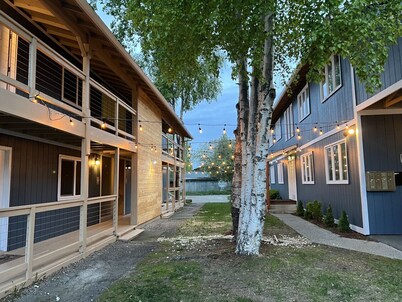 Delightful Sleek Modern 2 Bed 1 Bath apt