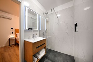 Dusche, Haartrockner, Handtücher