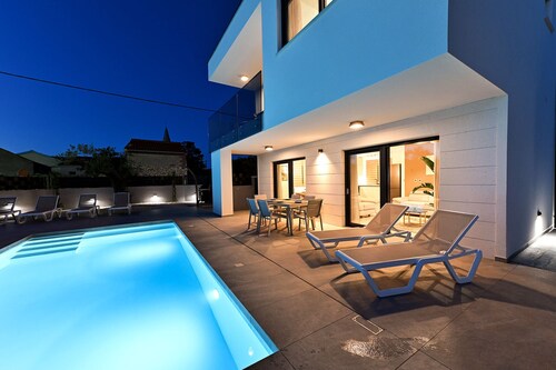 Villa Nostro Porto with heated pool