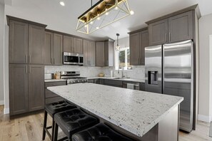 Kühlschrank, Mikrowelle, Ofen, Herdplatte