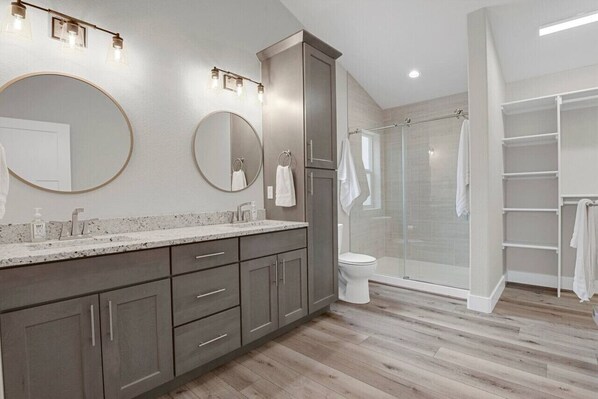 Een haardroger, handdoeken